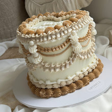 Load image into Gallery viewer, HEART Vintage Cakes