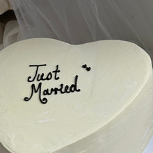 Load image into Gallery viewer, HEART Retro Cakes