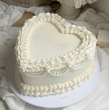 Load image into Gallery viewer, Luxe Pearl Vintage Cake (Heart or Round)