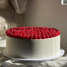 Load image into Gallery viewer, White cake with red berry topping
