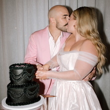 Load image into Gallery viewer, 2-Tier Heart Vintage Cake