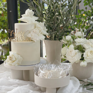 2T or 3T Classic Ethereal Cake with Fresh Reflexed Roses