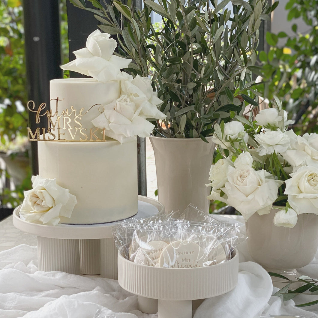 2T or 3T Classic Ethereal Cake with Fresh Reflexed Roses