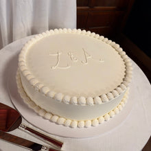 Load image into Gallery viewer, Round Vintage Cakes

