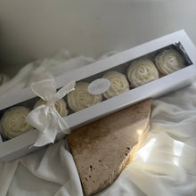 Load image into Gallery viewer, Gender Reveal Cupcakes (6)
