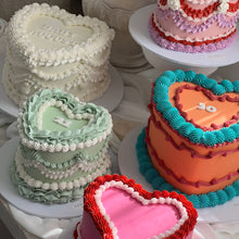 Load image into Gallery viewer, Round Vintage Cakes
