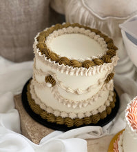 Load image into Gallery viewer, Mini Vintage Cake
