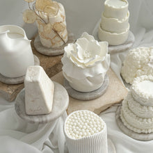 Load image into Gallery viewer, Assorted mini cakes from Spodeli Mini Series collection featuring floral, sculptural and textured designs on marble bases
